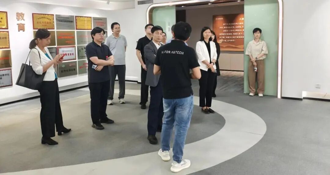 榆林大学农业与生物技术学院党委书记一行到访7790必发集团控股，共探校企结合与智慧农业新机缘